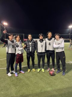 🌉金曜フリーリーグ🌉

昨夜の金曜フリーリーグは満員御礼‼️😆
たくさんのお客様にお越しいただき本当にありがとうございます😊
11月もあっという間に中旬に差し掛かりましたがいまだに昼はあったかく夕方になると冷え込むのどうにかなりませんかね〜⁉️🥺
金曜も他の曜日に負けないくらい盛り上がっているんです❤️‍🔥😄
楽しき中にも礼儀あり‼️
いやそこは親しきじゃないんかい・・・☺️
楽しみながら感謝を忘れずにこれからもフットサルライフを送っていただけたらと思います😁🙏
お越しいただきありがとうございました！
来週もお待ちしております！！

★フリーリーグとは★
集まった複数のチームで繰り返しマッチメイク（試合）を行う企画です！
お一人様1,000円　小中学生・女性500円
チーム参加（1チーム5名様以上）
個人参加も大歓迎！
ご予約、お問い合わせはこちらまで👇
☎︎027-353-2377

#図南フットサルクラブ高崎#高崎#高崎市#図南#フットサル#個サル#キッズサッカー#ジュニアサッカー#サッカースクール#図南前橋#フットサル好きと繋がりたい#チーム参加#試合#フットサル場#個人参加